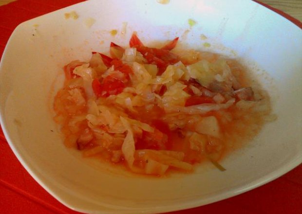 Fotografia przedstawiająca Kapusta z pomidorami i boczkiem