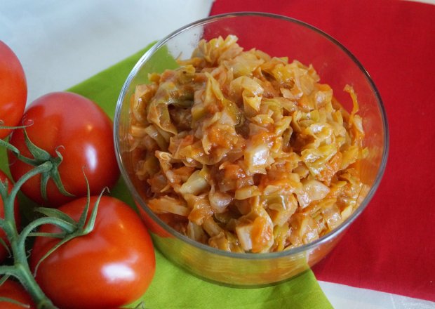 Fotografia przedstawiająca Kapusta z pomidorami