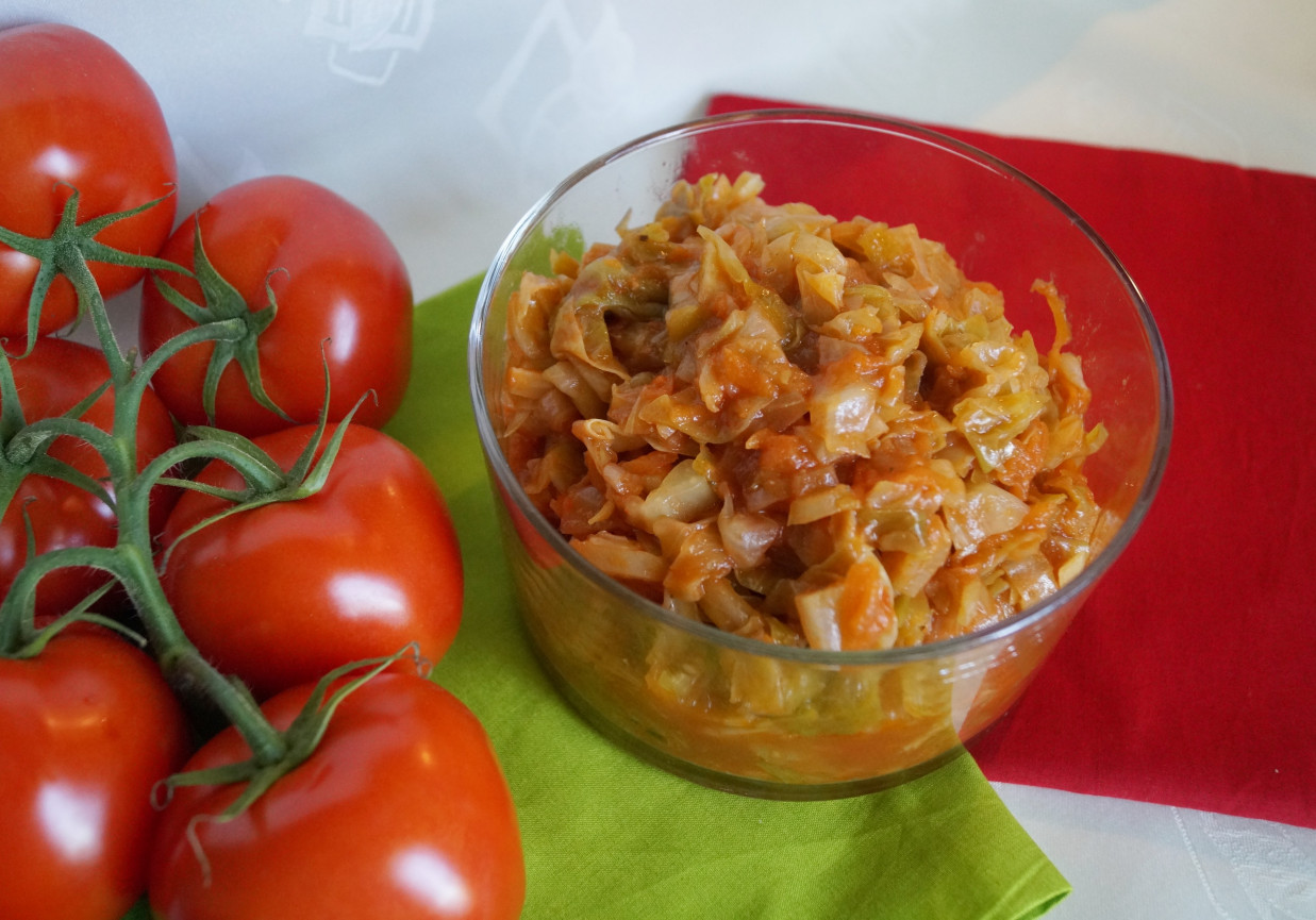 Kapusta z pomidorami DoradcaSmaku.pl