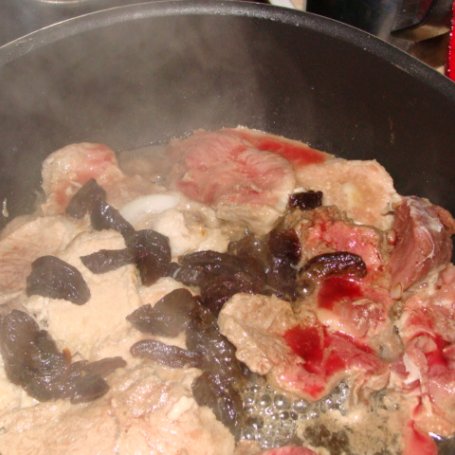 Krok 1 - kapusta z śliwkami kalifornijskimi foto
