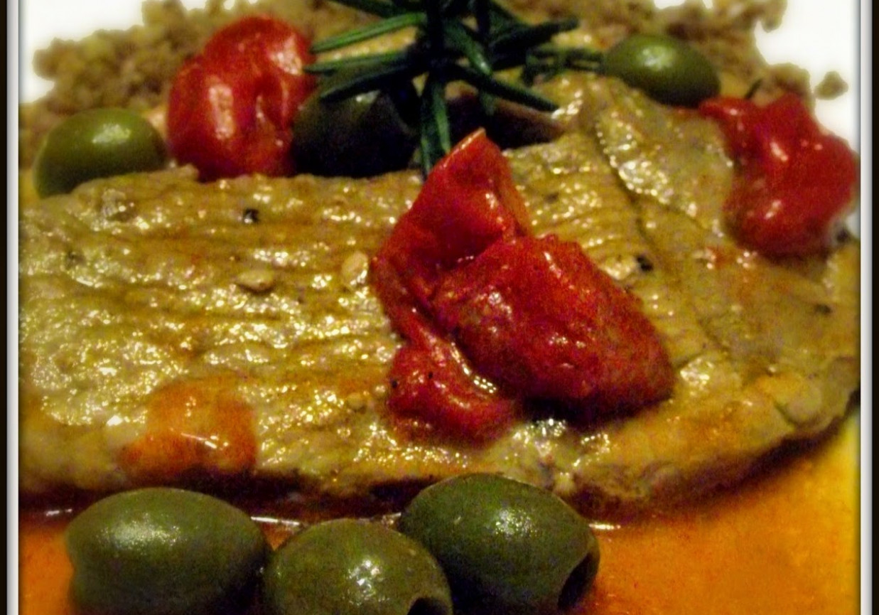 Karczek duszony z oliwkami i pomidorami w sosie barbecue foto