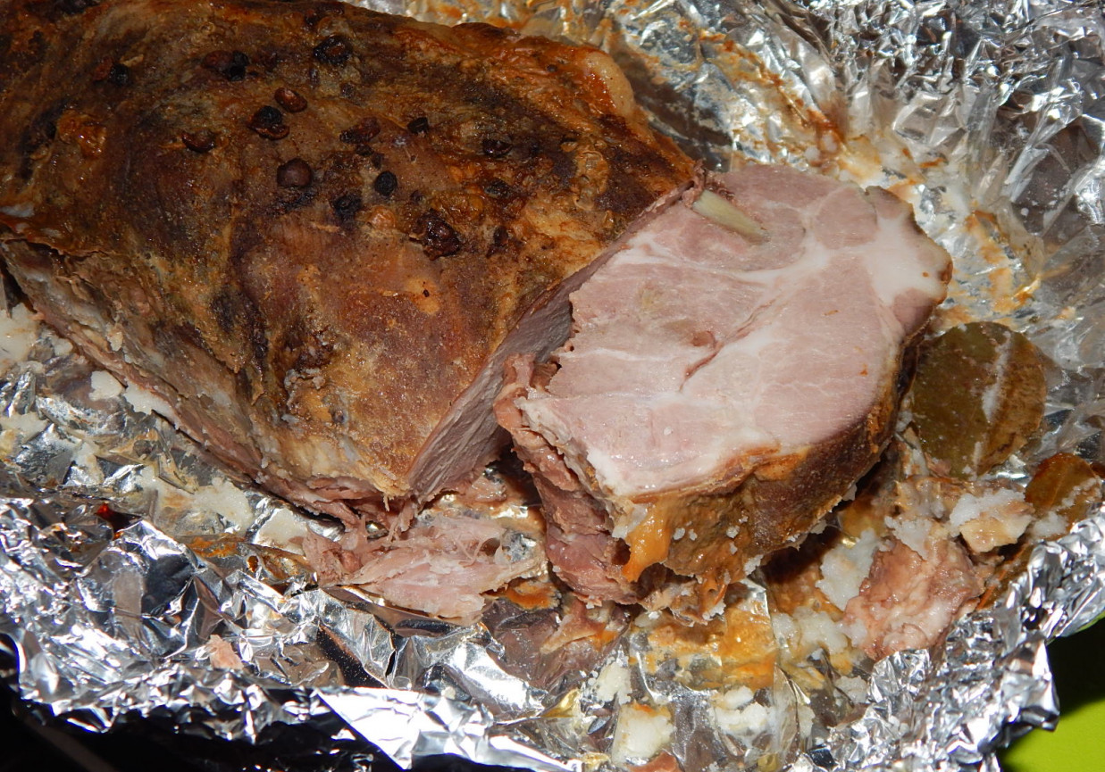 Как вкусно замариновать свинину для запекания. Мясо в фольге. Мясо запеченное в фольге. Запечённое мясо в духовке в фольге. Кусок свинины в духовке.
