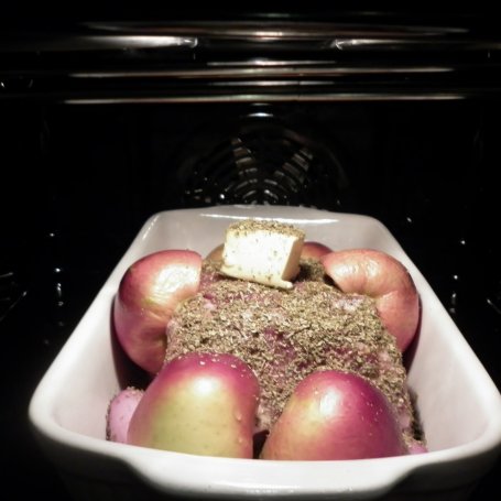 Krok 5 - Karczek z jabłkami w rozmarynowo - majerankowej marynacie. foto