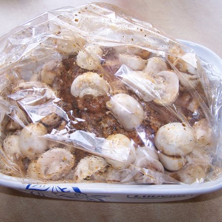 Krok 3 - Karczek z pieczarkami, czyli smacznie "z rękawa" foto