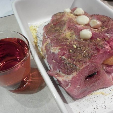Krok 5 - Karczek z suszonymi morelami i śliwkami  pieczony w czerwonym winie. foto
