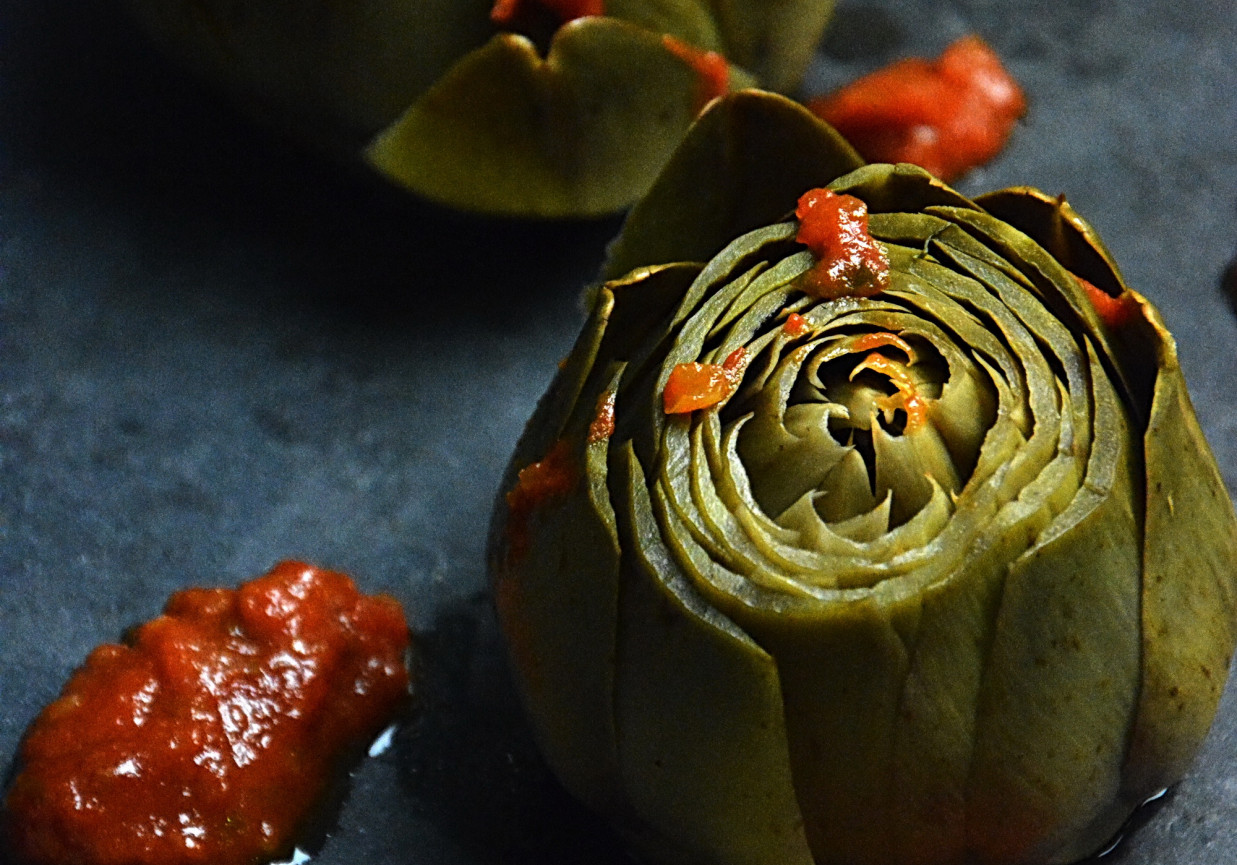 Karczochy w pomidorowo- ziołowym bulionie foto