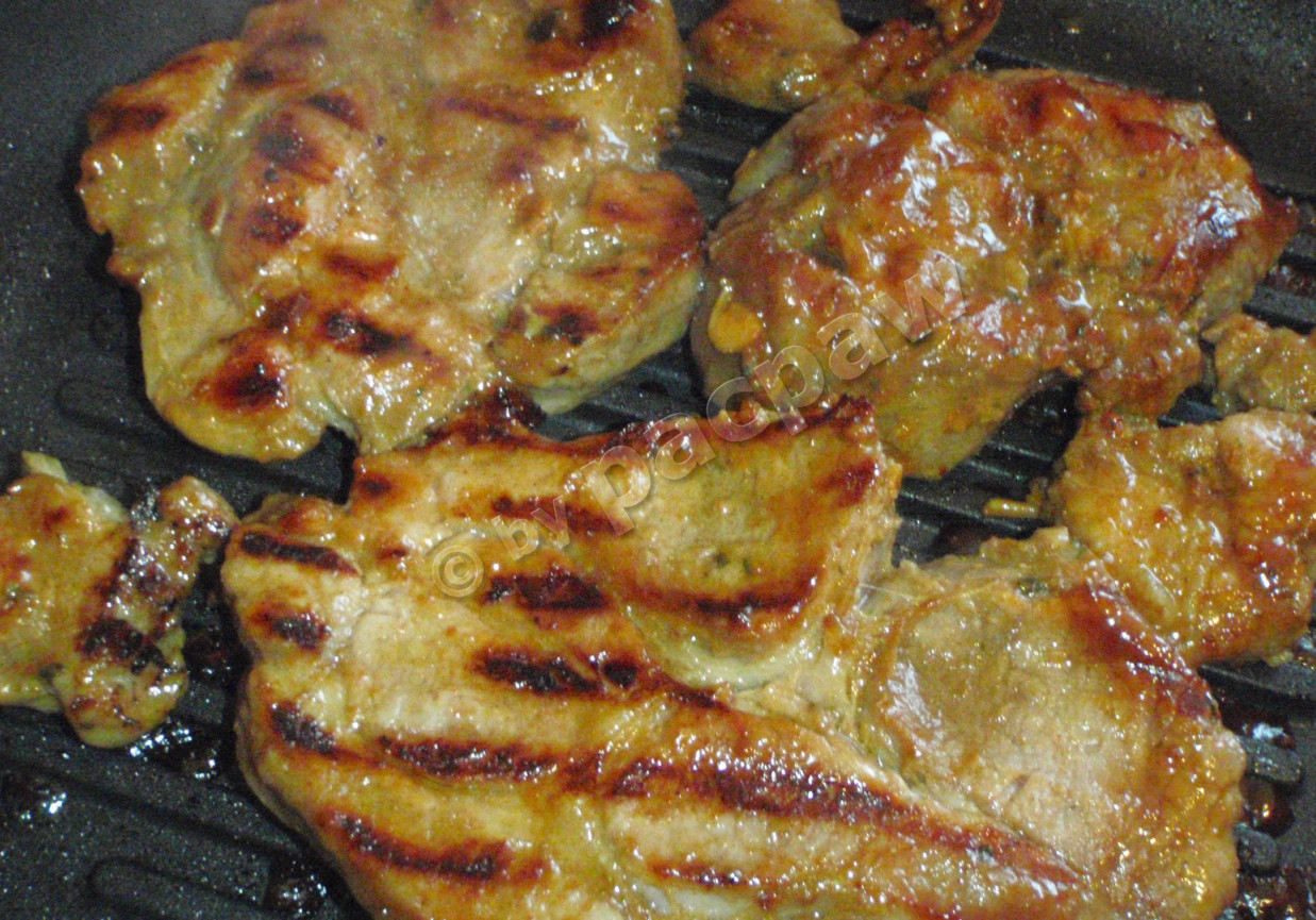 Karkówka musztardowo-miodowa grillowana z cebulką foto