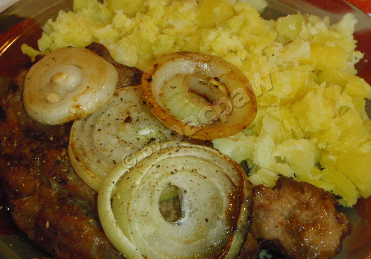 Karkówka musztardowo-miodowa grillowana z cebulką foto