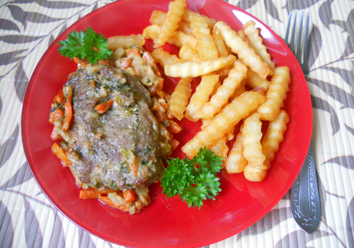 Karkówka na kołderce z włoszczyzny foto