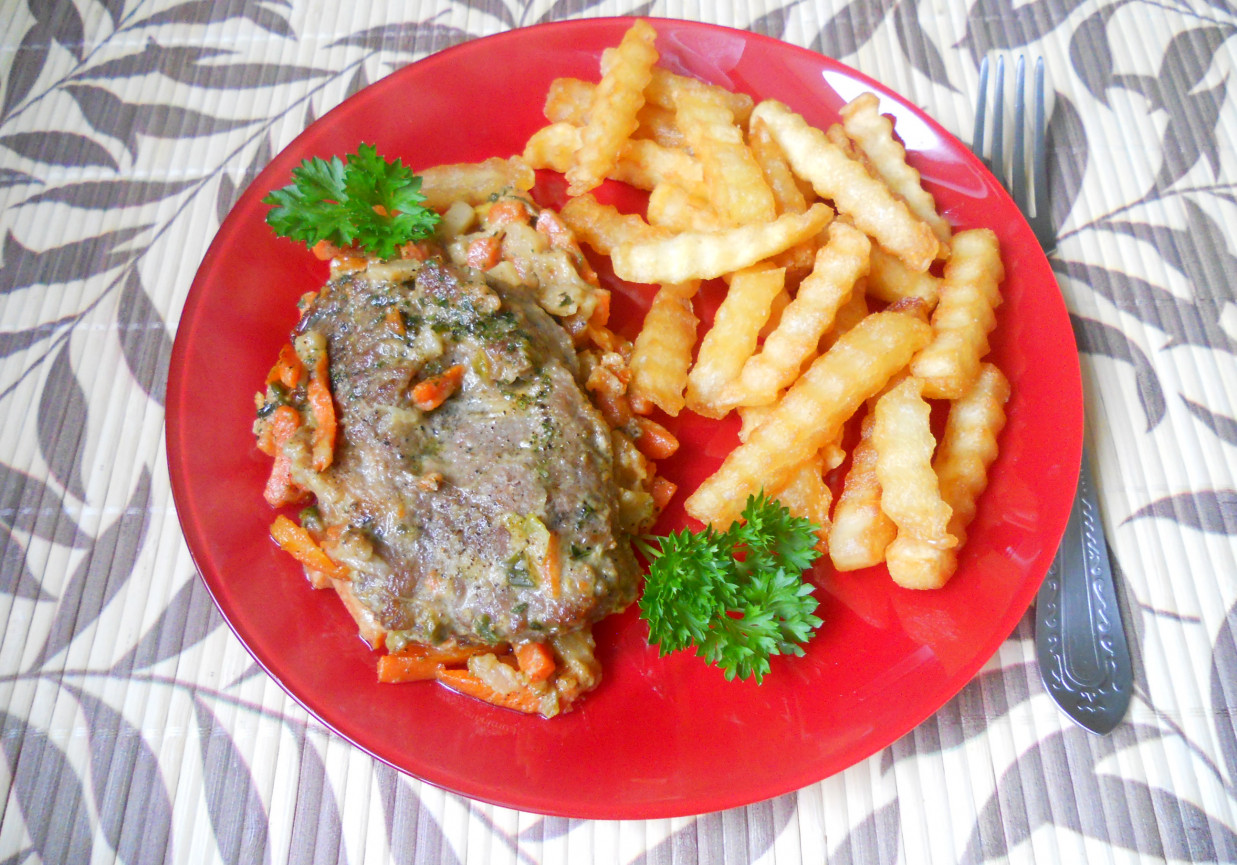 Karkówka na kołderce z włoszczyzny foto