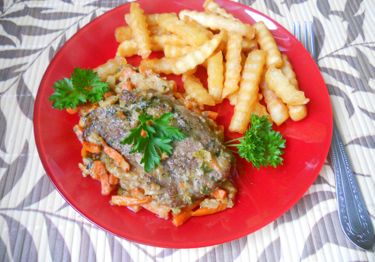 Karkówka na kołderce z włoszczyzny foto