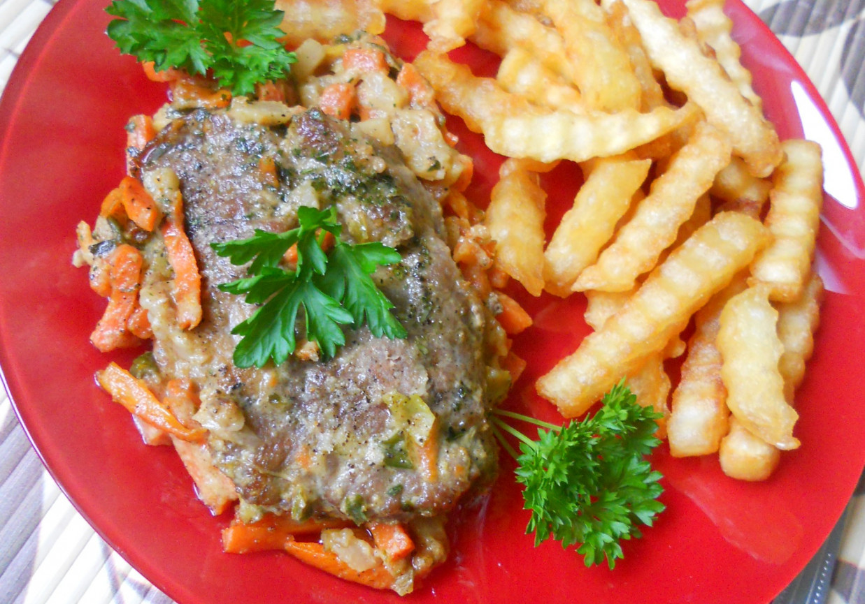 Karkówka na kołderce z włoszczyzny foto