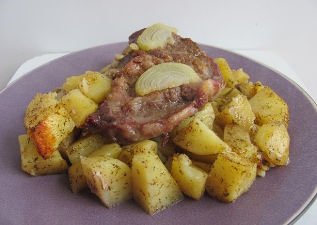 Fotografia przedstawiająca Karkówka pieczona z ziemniakami.