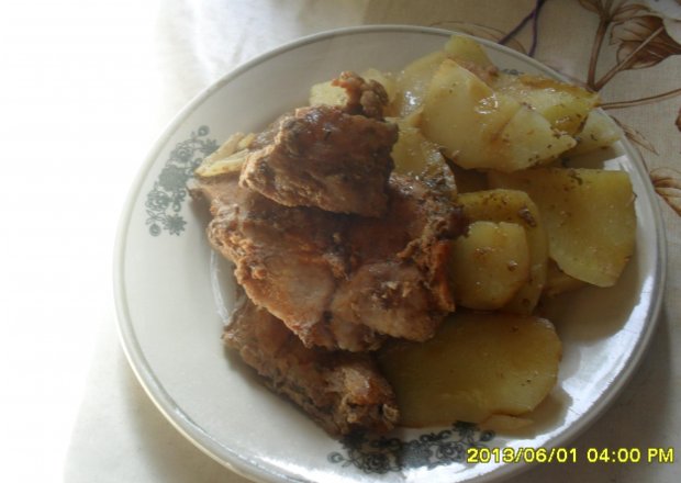 Fotografia przedstawiająca Karkówka pieczona z ziemniakami