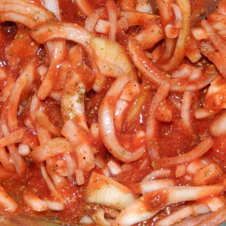Krok 4 - Karkówka w ketchupie z cebulą i pieczarkami foto