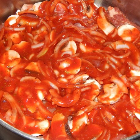 Krok 6 - Karkówka w ketchupie z cebulą i pieczarkami foto