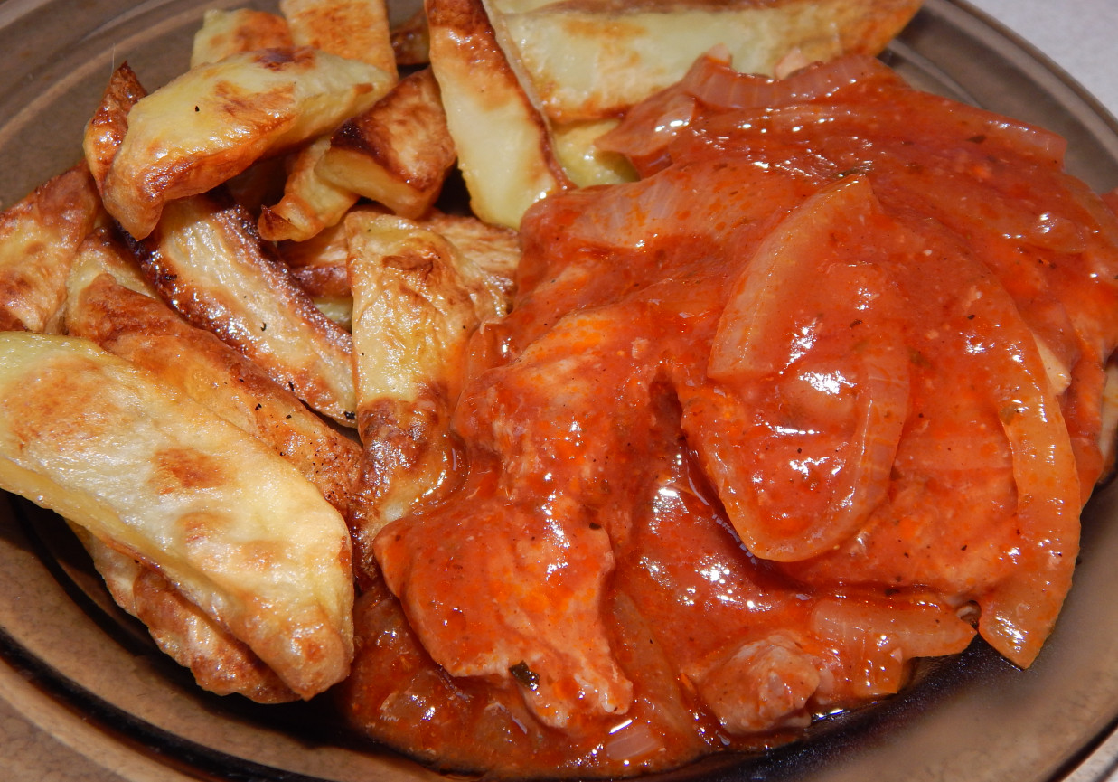 Karkówka w ketchupie z cebulą i pieczarkami foto