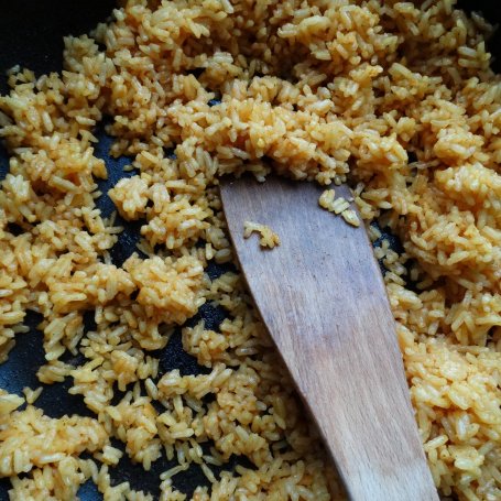 Krok 2 - Karkówka w miodzie z żółtym ryżem i  świeżą sałatką foto