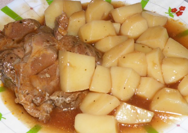 Fotografia przedstawiająca Karkówka w sosie duszona z ziemniakami