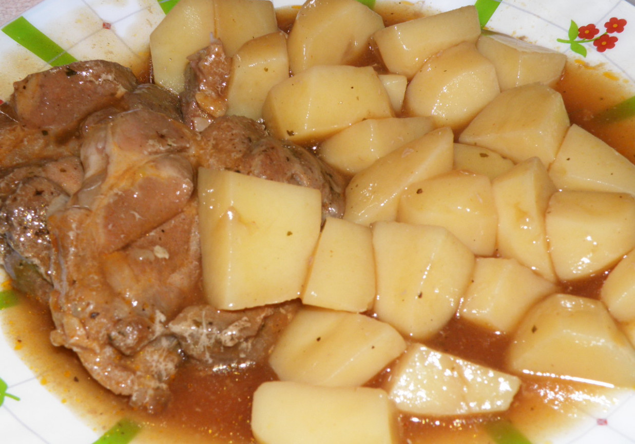 Karkówka w sosie duszona z ziemniakami foto