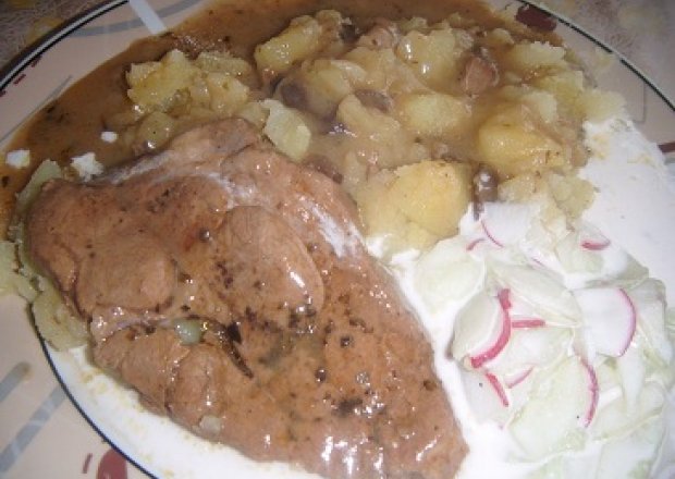 Fotografia przedstawiająca Karkówka w sosie z ziemniakami