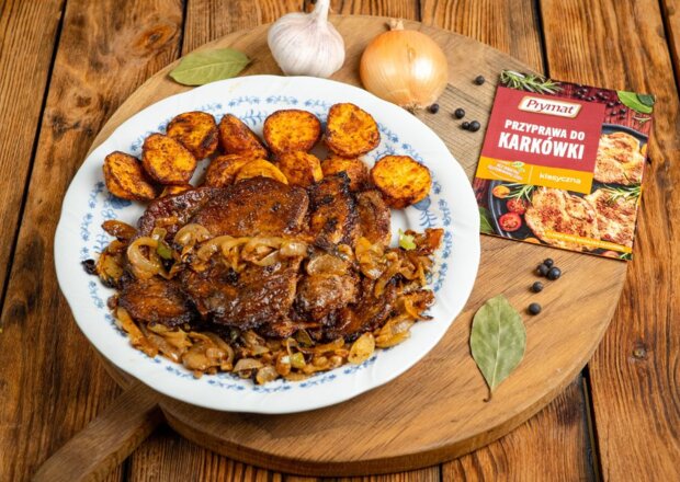 Fotografia przedstawiająca Karkówka z cebulką pieczona w frytkownicy beztłuszczowej