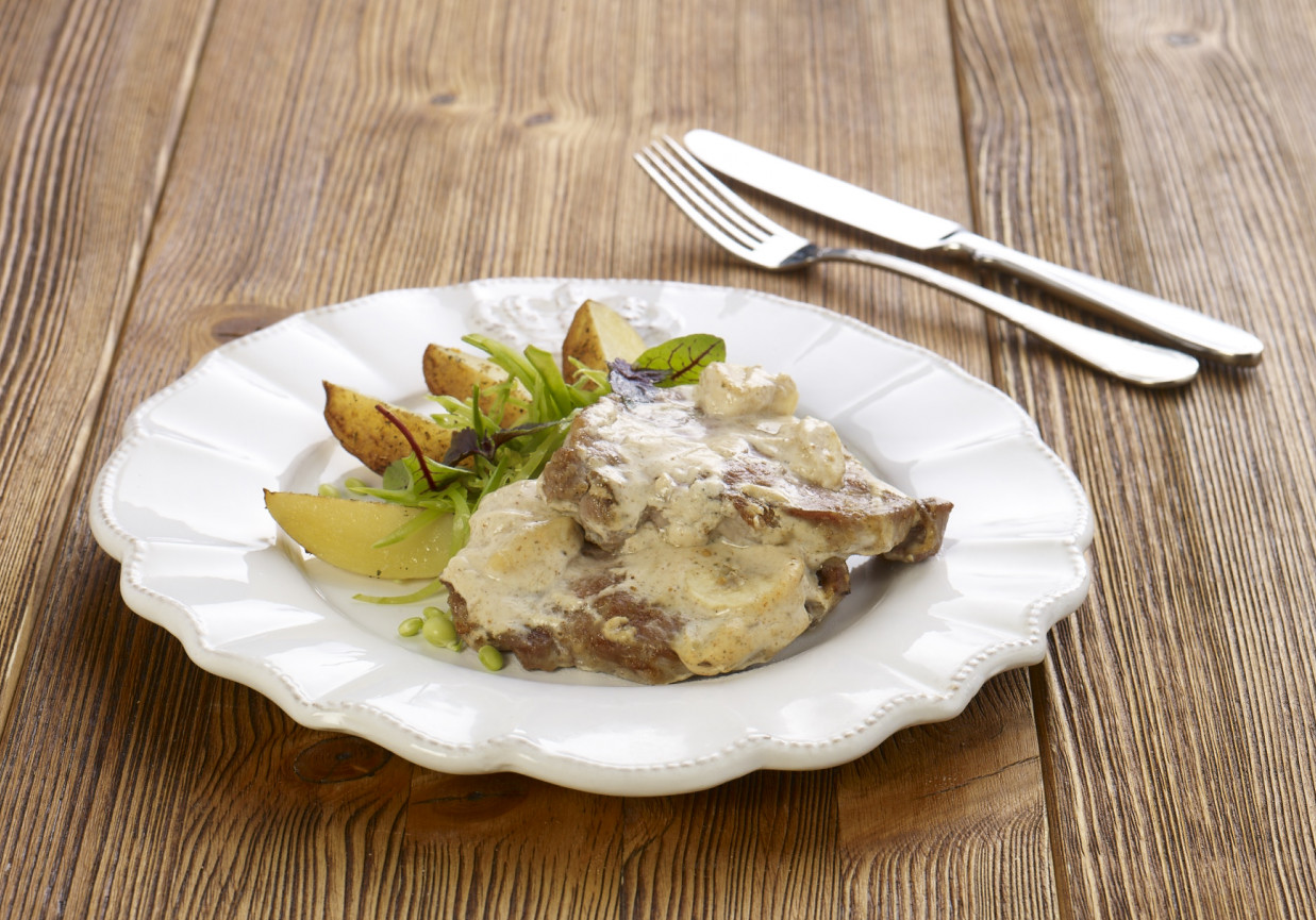 Karkówka z musztardą i bananami  foto