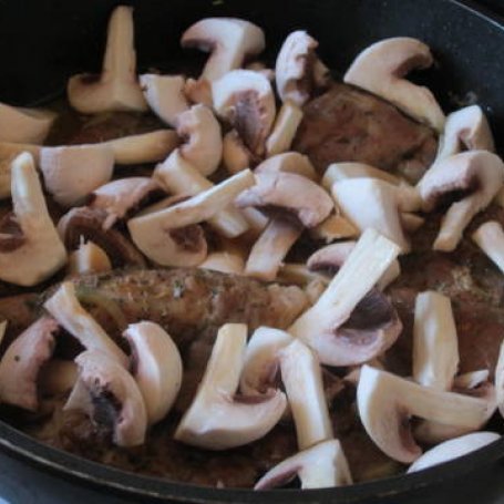 Krok 2 - Karkówka z pieczarkami duszona w piwnym sosie foto