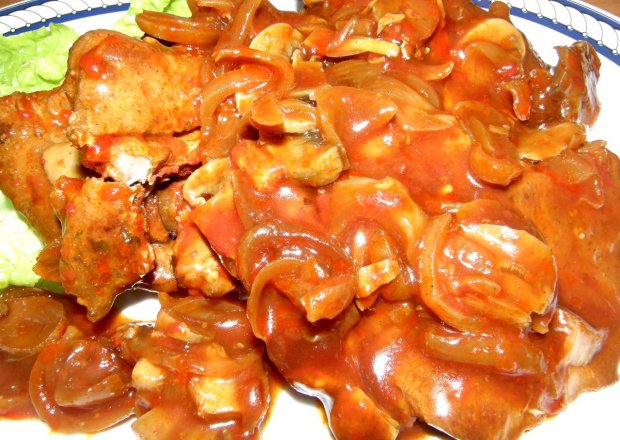 Fotografia przedstawiająca karkówka z pieczarkami w pomidorowym sosie