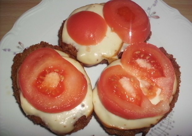 Fotografia przedstawiająca Karkówka z pomidorem i serem