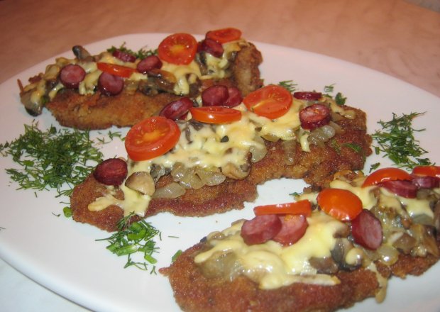 Fotografia przedstawiająca Karkówka z serem, kabanosem i pomidorkami