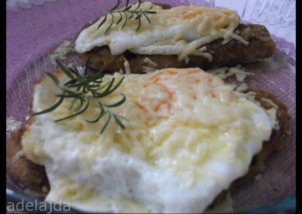 Fotografia przedstawiająca Karkówka zapiekana z jajkiem i serem