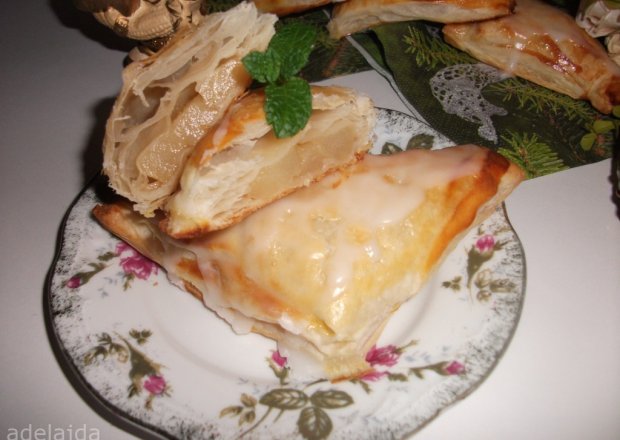Fotografia przedstawiająca Karmelizowana gruszka w cieście francuskim