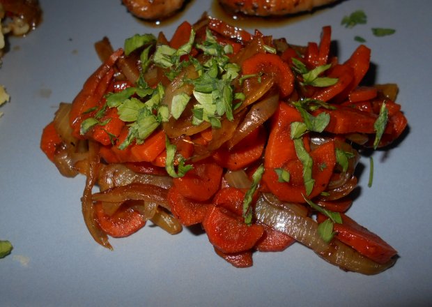 Fotografia przedstawiająca Karmelizowana marchewka z cebulą