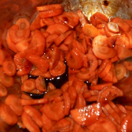 Krok 3 - Karmelizowana marchewka z cebulą foto