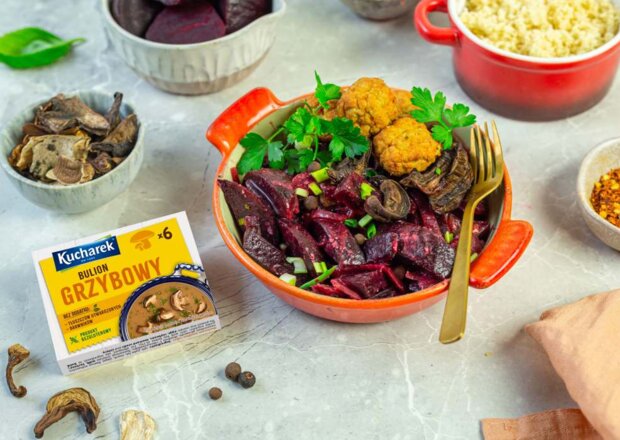 Fotografia przedstawiająca Karmelizowane buraczki z dodatkiem wytrawnego wina czerwonego