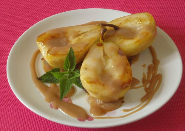 Fotografia przedstawiająca Karmelizowane gruszki z sosem piernikowym