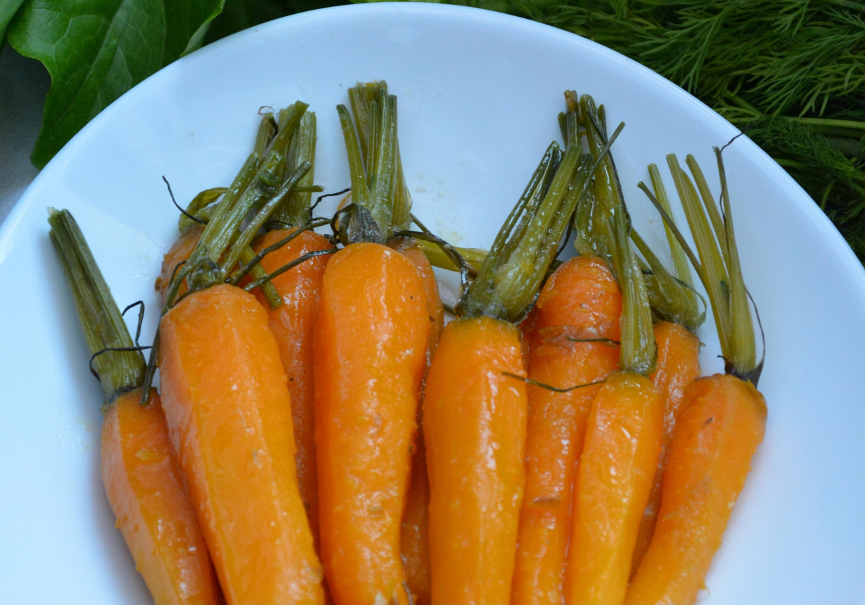 Karmelizowane młode marchewki	 foto