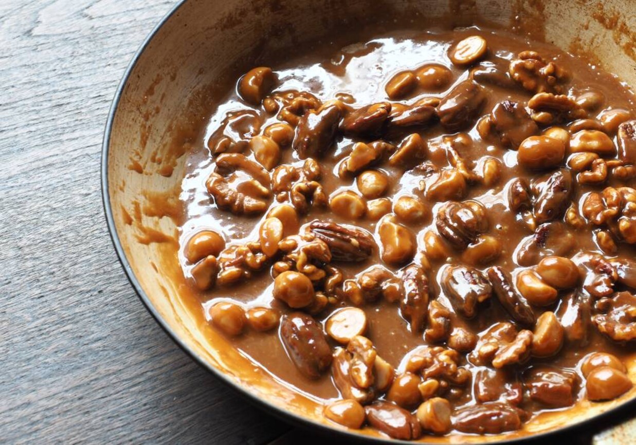 Karmelizowane orzechy na wierzch ciasta foto