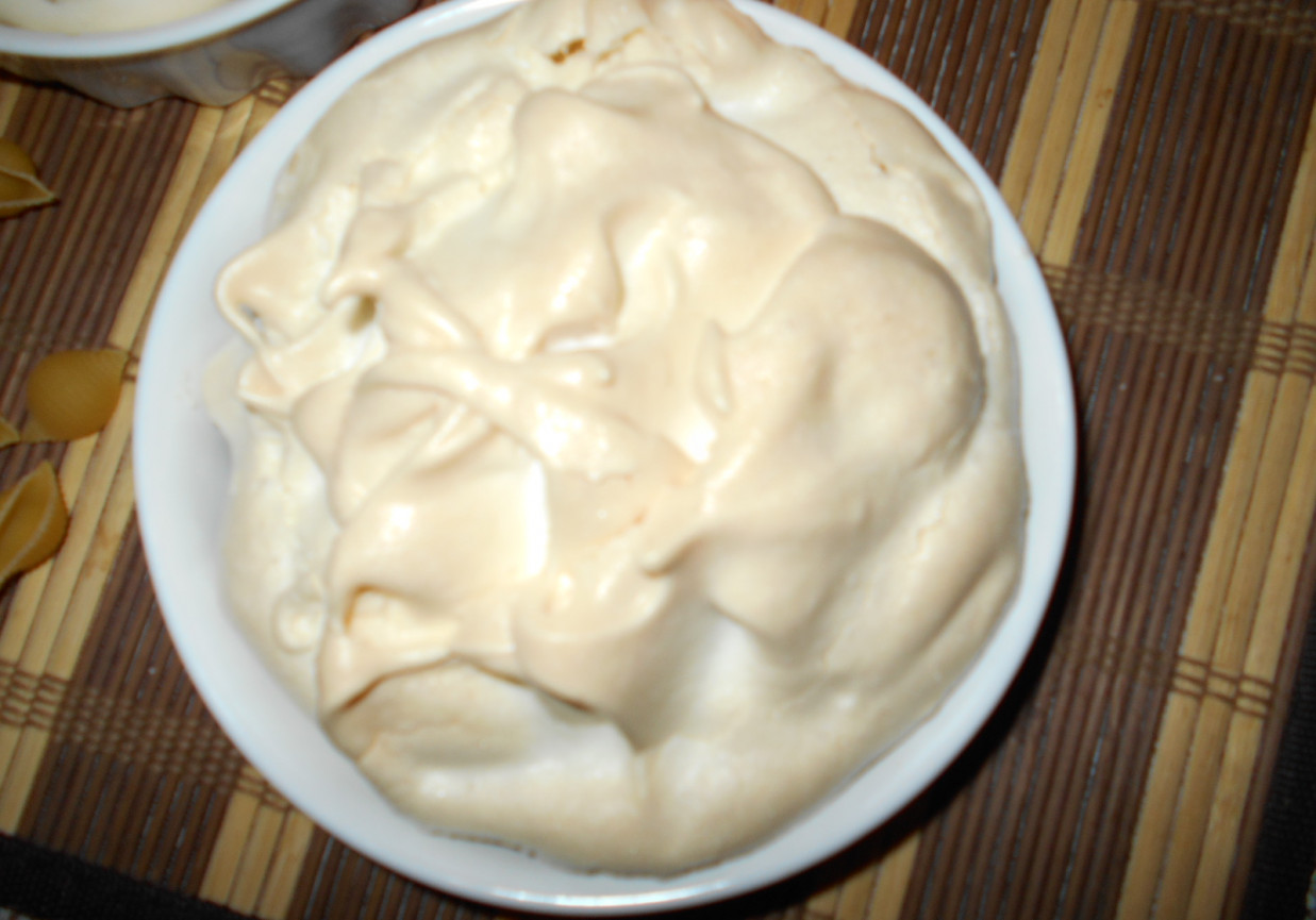 Karmelizowany makaron pod bezową pierzynką foto