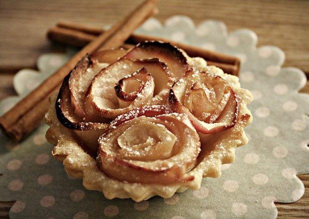 Fotografia przedstawiająca Karmelowe tartaletki z różami z jabłek