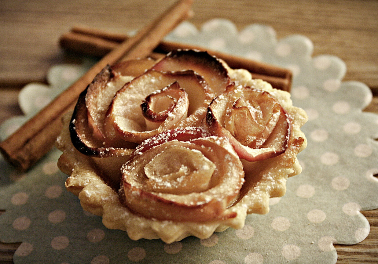 Karmelowe tartaletki z różami z jabłek foto