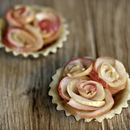 Krok 2 - Karmelowe tartaletki z różami z jabłek foto