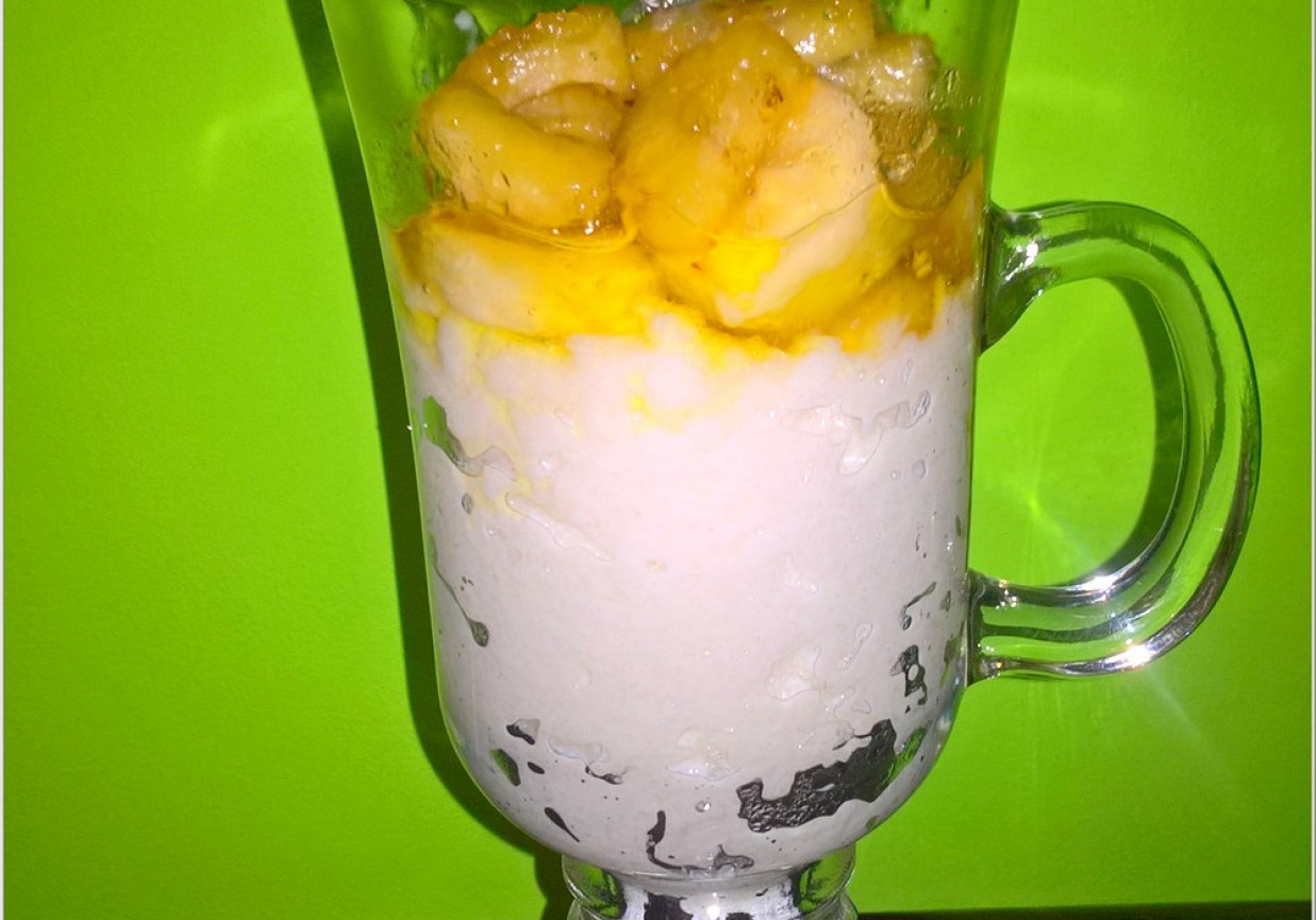 Karmelowy deser ryżowy z karmelizowanym bananem foto