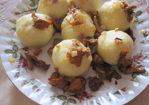 Fotografia przedstawiająca Kartoflane kluski z nadzieniem kurkowym