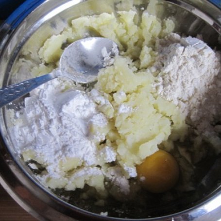 Krok 2 - Kartoflane zeppeliny nadziewane duszonym indykiem i cebulką foto