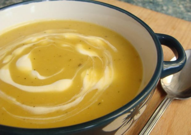 Fotografia przedstawiająca Kartoflanka - zupa krem ( sycąca i rozgrzewająca )