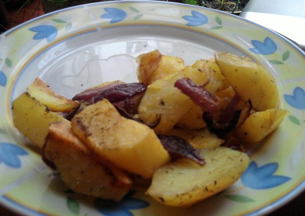 Fotografia przedstawiająca Kartofle z czerwoną cebulą- na chlopski smak;)