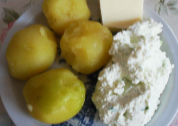 Fotografia przedstawiająca kartofle z masłem i serem