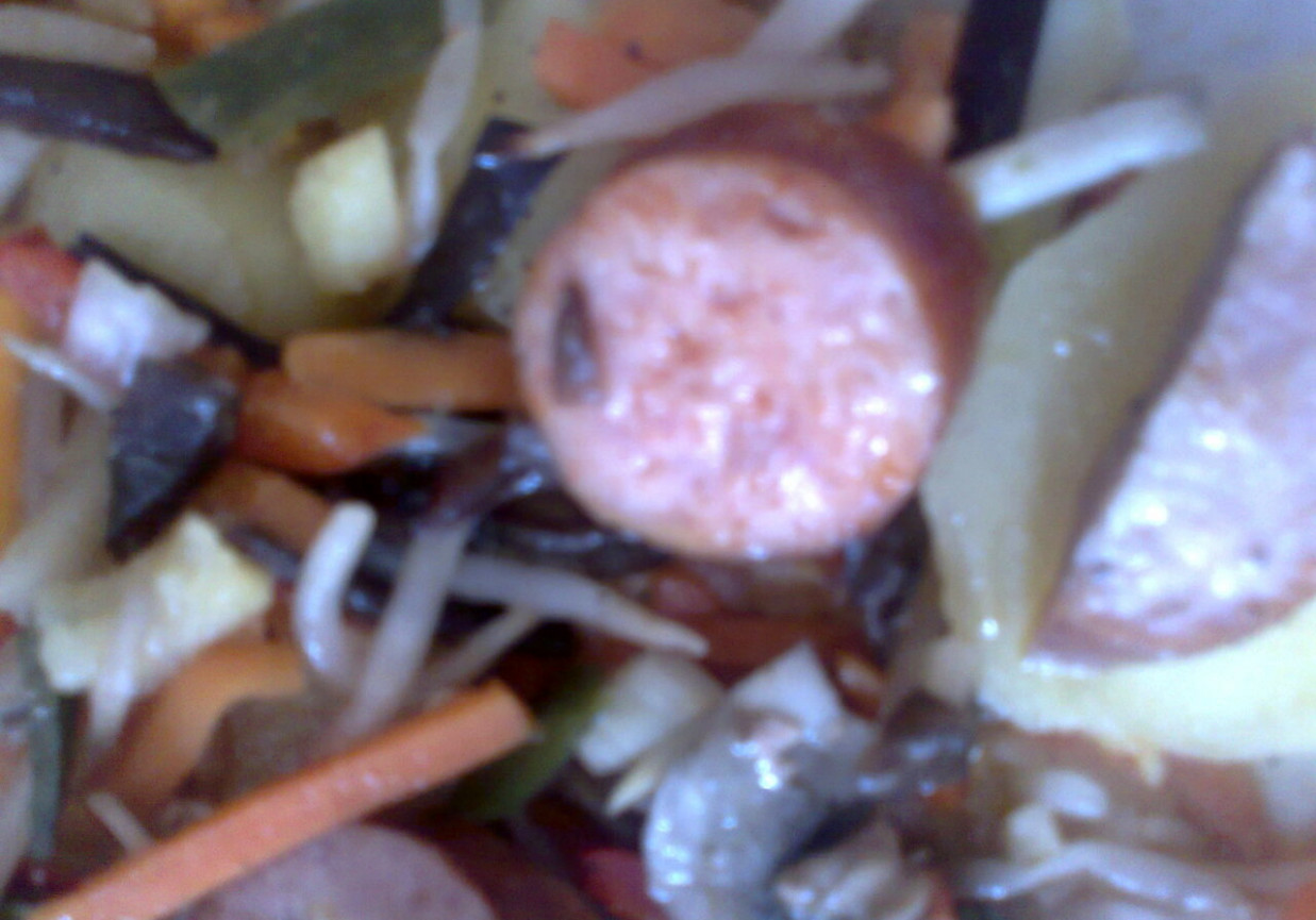 kartofle z mieszanką chińską i kiełbasą foto